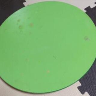 ライトグリーンの折り畳み丸テーブル