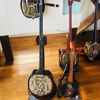 ミニマム三線本体 木製 ヘビ柄装飾 3弦 スタンド付き ミニマム三線本体