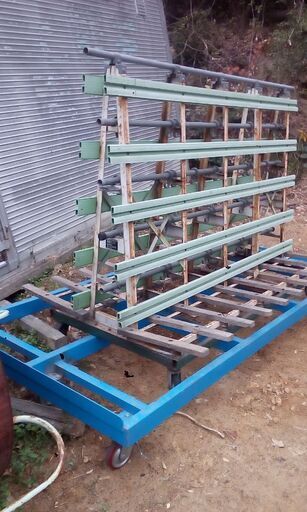 手押し台車2台セット青色超大型と鼠色中型背もたれ柱付きセット2万円売り切り 手押し台車2台セット青色超大型と鼠色中型背もたれ柱付きセット2万円