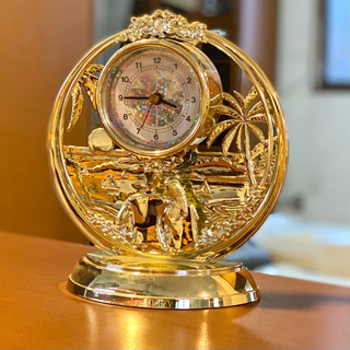 レトロな海のデザインの置き時計