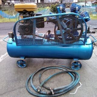 エンジン式 コンプレッサー  実働 ❢❢  4気筒、エアーかなり貯まります ❢❢ エンジン式 コンプレッサー 実働 ❢❢ 4気筒、エアーかなり貯まります ❢❢