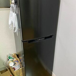 【ネット決済】買ったばかりのほぼ新品のブラックな冷蔵庫／TOHO...