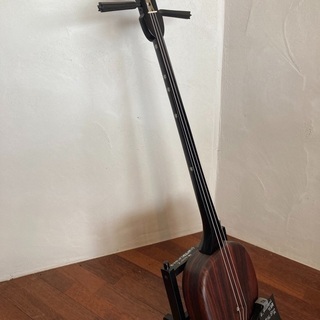 限定1挺】スリムな見た目で優しい音色 人工皮三線 14800円の通販はau 