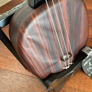 限定1挺】スリムな見た目で優しい音色 人工皮三線 14800円の通販はau 