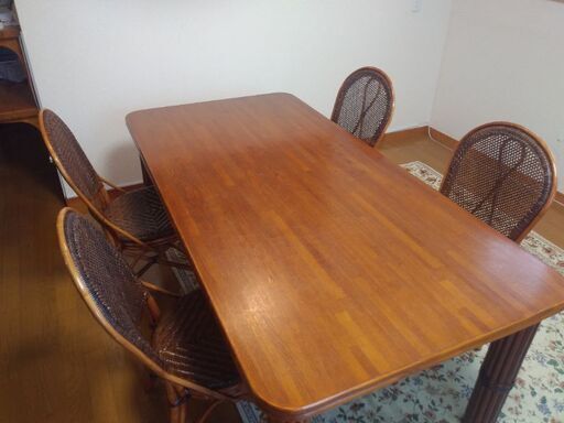 籐家具KAZAMAのダイニングテーブルと椅子4席のセットです。