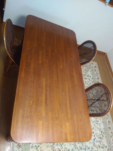 籐家具KAZAMAのダイニングテーブルと椅子4席のセットです。