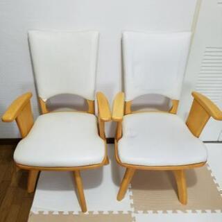 【近々処分】ニトリ　椅子　回転式　イス　白基調　天然木
