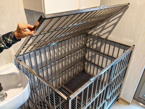 大型犬用ケージ・犬舎・犬小屋　ステンレス製　天井開閉　トレー付き 大型犬用ケージ・犬舎・犬小屋 ステンレス製 天井開閉 トレー付き