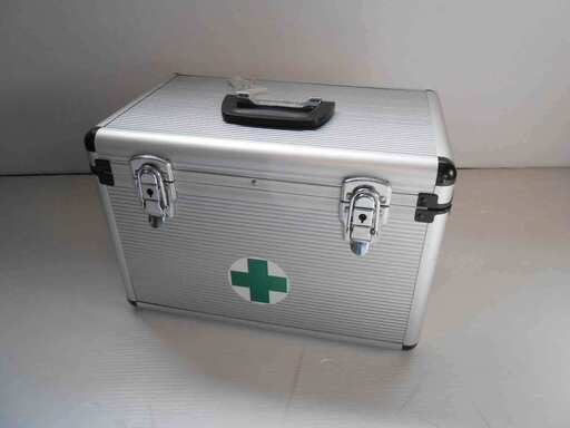 【配送可】災害対策 救急箱 アルミ製の救急箱 鍵、ストラップ付（近くなら配送も可能です。お問合せ下さい。）