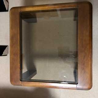 強化ガラスをはめたローテーブル