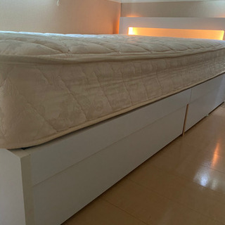 セミダブルベットフレームとシーリーマットレス