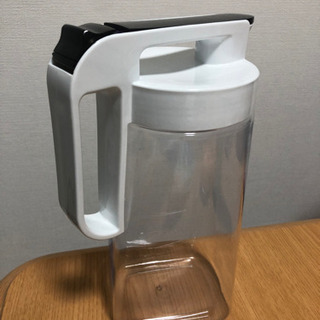 【受渡し完了】冷水筒 ピッチャー 麦茶ポット 1.6L ロック付...