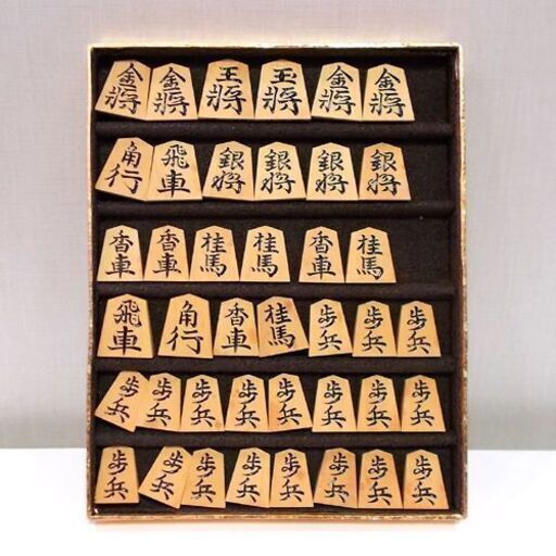 脚付 将棋盤 厚み18cm 36.5×33cm 松寿 駒台付 駒 錦旗 玉山作 天童特産 フルセット 札幌市東区 新道東店 脚付 将棋盤 厚み18cm 36.5×33cm 松寿 駒台付 駒 錦旗 玉山作 天童特産