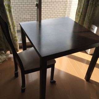 ニトリ　ダイニングテーブルと椅子2つ
