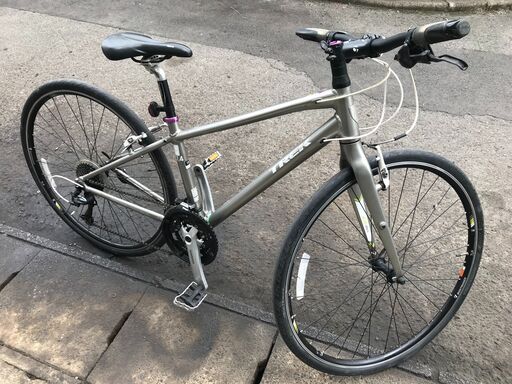 【リサイクルショップどりーむ天保山】TREK(トレック)　管理No.2(11601K)　2015年モデル　メタリックグレー　7.4FX.WSD　SEVEN4　サイズ15(S)　27段変速(9×3)　フロントフォークカーボン素材　スタンド付き　整備済