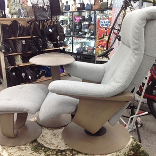 カリモク 布製 パーソナルチェア サイドテーブル オットマン付き