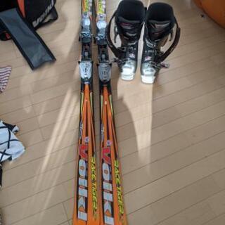 スキー板とブーツ