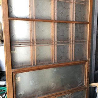 木製の古いガラス戸。ガラス細工あり。
