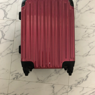 可愛いピンク　スーツケース