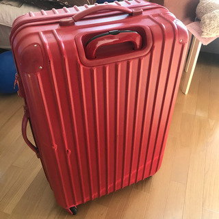 大型スーツケース　赤
