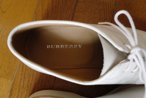 バーバリー　新品未使用　革靴　ホワイト　25.5cm