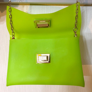 Anya Hindmarch］ビビッドグリーンショルダーバッグ