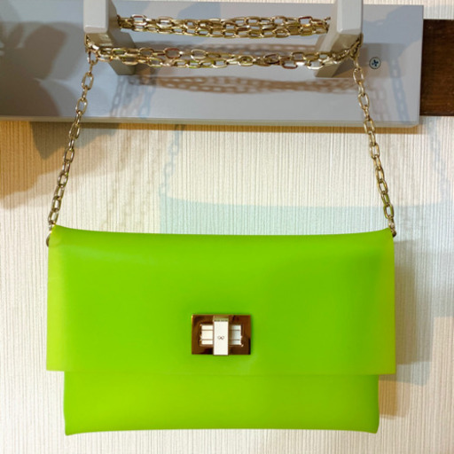 ［Anya Hindmarch］ビビッドグリーンショルダーバッグ