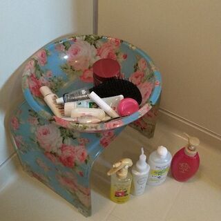 花柄の洗面器とお風呂のいすのセット