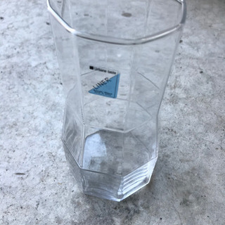 八角形の水差しとガラスのコップいくつか