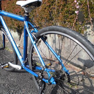 ＴＲＥＫは、世界最大級の規模を誇るスポーツバイクメーカー 201５年87.000円で購入したTREKクロスバイクです。車重を11㎏まで軽くするため部品交換をしています。 サドルは「ジャイアント」 譲渡価格20.000円です。限界の設定です。如何でしょうか。冷やかしはお断りします。