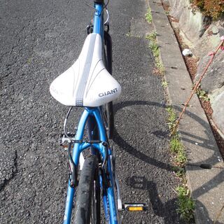 ＴＲＥＫは、世界最大級の規模を誇るスポーツバイクメーカー 201５年87.000円で購入したTREKクロスバイクです。車重を11㎏まで軽くするため部品交換をしています。 サドルは「ジャイアント」 譲渡価格20.000円です。限界の設定です。如何でしょうか。冷やかしはお断りします。