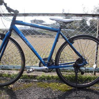 ＴＲＥＫは、世界最大級の規模を誇るスポーツバイクメーカー 201５年87.000円で購入したTREKクロスバイクです。車重を11㎏まで軽くするため部品交換をしています。 サドルは「ジャイアント」 譲渡価格20.000円です。限界の設定です。如何でしょうか。冷やかしはお断りします。