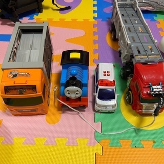 おもちゃの車 4個