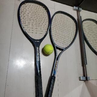 テニスラケット×２　テニスボール×１