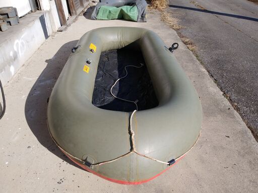 格安中古ゴムボートＡ。　４人用　ＡＰＯＲＯ製　約ｗ２６４ｄ１３４ｃｍ、グリーン色、オール、クッション１、係留ロープ、付　底部補強シートあり・空気入れ別途。中古ゴムボート　４人用　Ａ、ＡＰＯＲＯ・ゴム製、　グリーン色、ｗ２６４ｃｍ、ｄ　オール付　底部シート張補強品。全１台