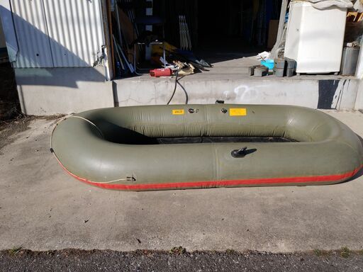 格安中古ゴムボートＡ。　４人用　ＡＰＯＲＯ製　約ｗ２６４ｄ１３４ｃｍ、グリーン色、オール、クッション１、係留ロープ、付　底部補強シートあり・空気入れ別途。中古ゴムボート　４人用　Ａ、ＡＰＯＲＯ・ゴム製、　グリーン色、ｗ２６４ｃｍ、ｄ　オール付　底部シート張補強品。全１台 格安中古ゴムボートA。 4人用 APORO製 約w264d134cm