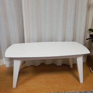 白のテーブル