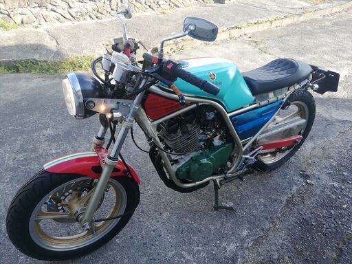 ヤマハのSRX250　カフェカスタム　細くて軽い車体です。51Y