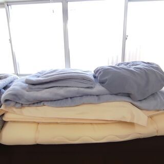 シングルの敷布団、枕、ご希望なら、カバー類もあります！あげますよ~！