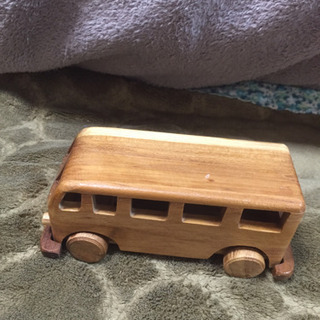 木の車のおもちゃ