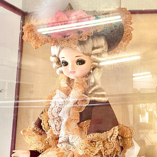 ガラスケース付き　フランス人形