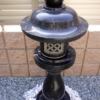 本磨き仕上げ／最高級灯籠／黒御影石／一対（２本） 本磨き仕上げ／最高級灯籠／黒御影石／一対（2本）