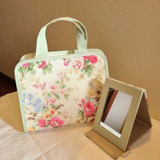 ローラアシュレイのお風呂バックと携帯用鏡 ママタロウ 五条のその他の中古あげます 譲ります ジモティーで不用品の処分