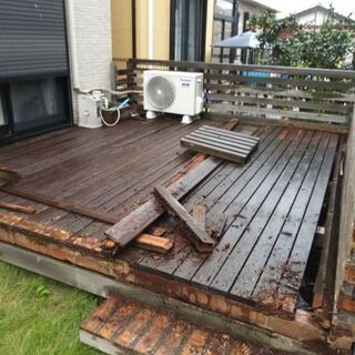 古い家具　壊れた雨ざらし家具　角材　パレットなど木屑として回収いたします。 − 埼玉県