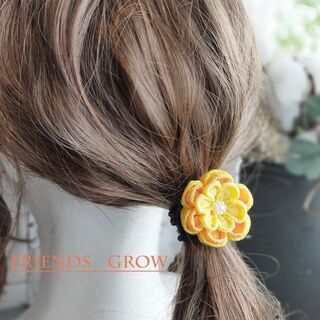 春らしい黄色の大輪花のヘアゴム