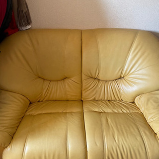無料　黄色いソファーとナイキのゴルフケース