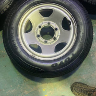 🔸TOYO STUDLESS ハイエース用4本バリ山タイヤホイール付き六穴夏タイヤセット