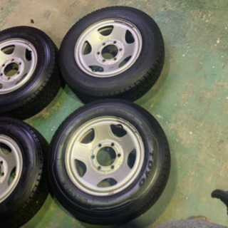 🔸TOYO STUDLESS ハイエース用4本バリ山タイヤホイール付き六穴夏タイヤセット