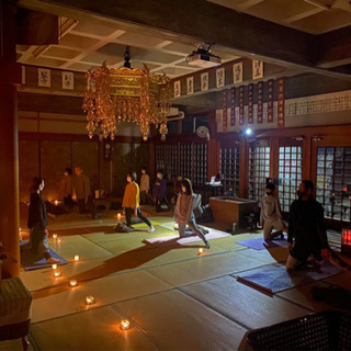 お寺でキャンドルヨガ　毎週第4土曜日18時〜 − 愛知県