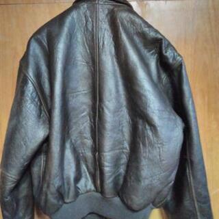 AVIREX数年前、新品で購入しました。革や裏地の破れも無く、とても状態